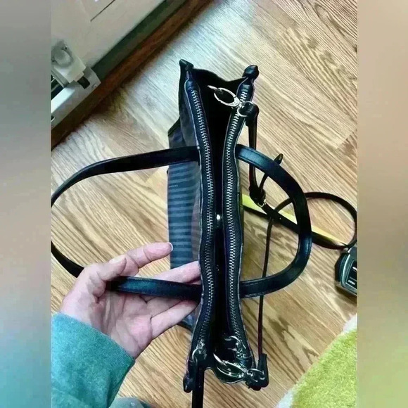 TAHARI - BLACK PURSE WITH HANDLES AND CROSSBODY STRAP - Picture 7 of 16